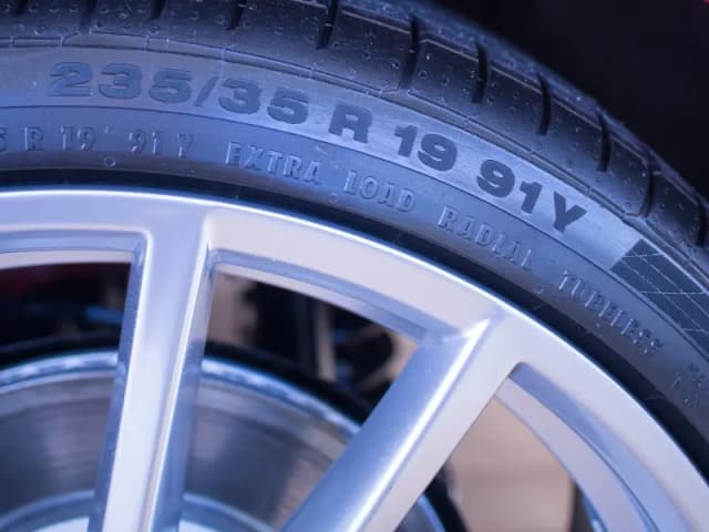Tyre sidewall showing the size marking 235/35 R19 91Y